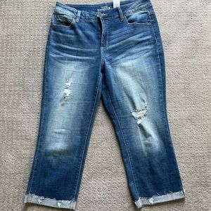 TIME AND TRU MID RISE CAPRIS